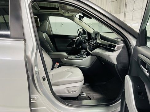 Used 2023 Toyota Highlander XLE image 38