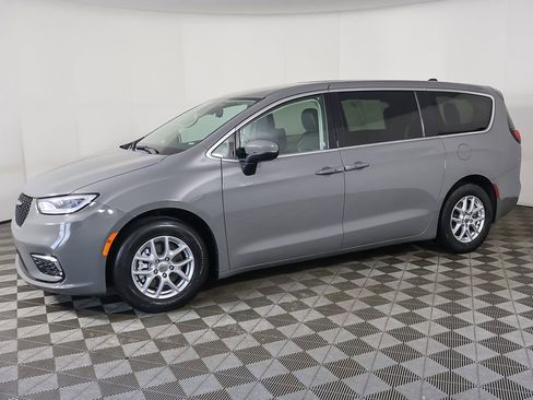 Used 2023 Chrysler Pacifica Touring-L FWD image 18