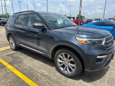 Used 2024 Ford Explorer XLT w/ Equipment Group 202A RWD image 3