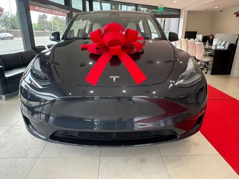 Used 2025 Tesla Model Y Long Range AWD/4WD image 2