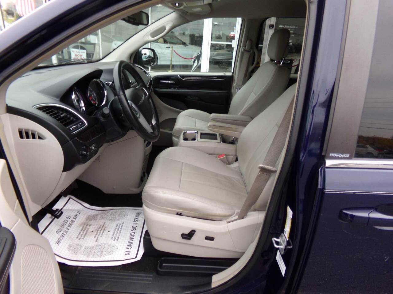 Used 2013 Chrysler Town & Country Touring FWD image 10