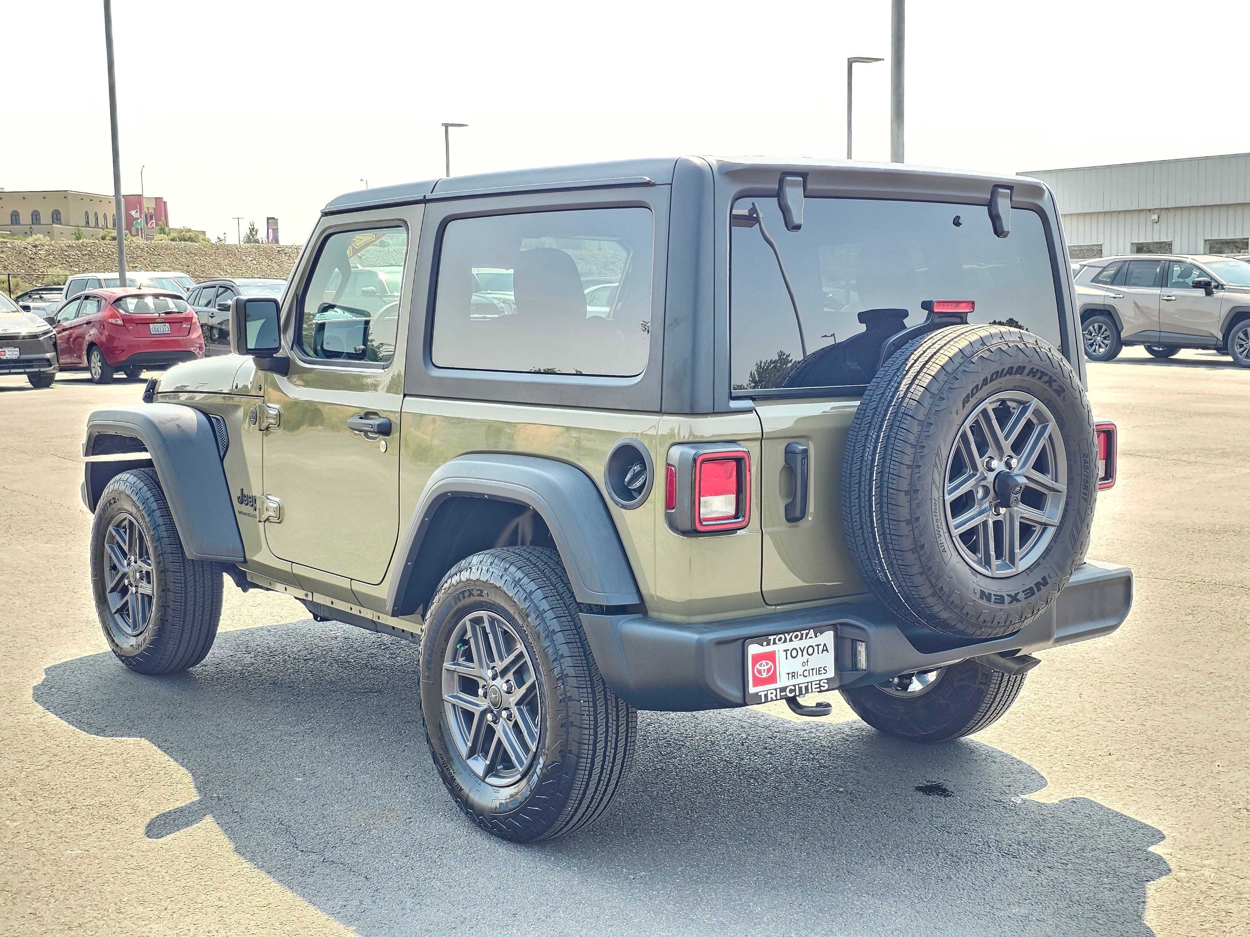 Used 2025 Jeep Wrangler Sport AWD/4WD image 35