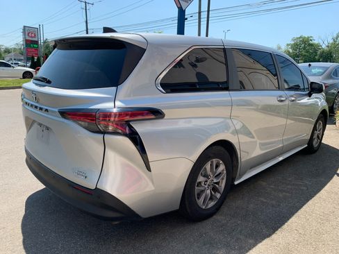 Used 2022 Toyota Sienna XLE AWD/4WD image 7
