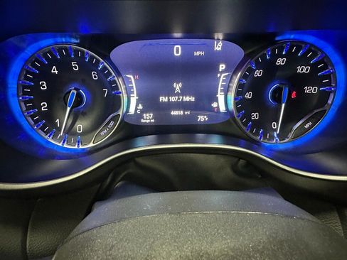 Used 2023 Chrysler Pacifica Touring-L image 23