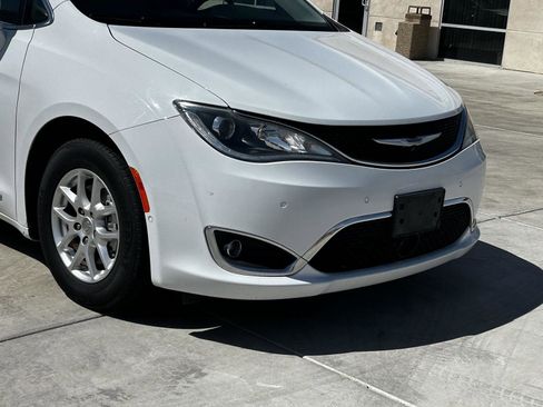 Used 2020 Chrysler Pacifica Touring-L FWD image 9