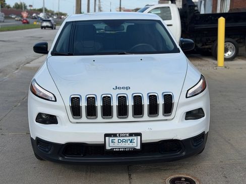 Used 2017 Jeep Cherokee Sport FWD image 2