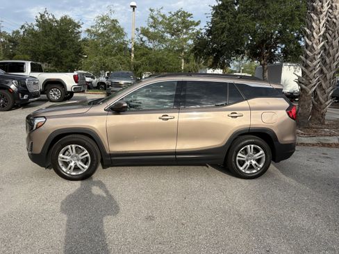 Used 2018 GMC Terrain SLE w/ Driver Convenience Package FWD image 4