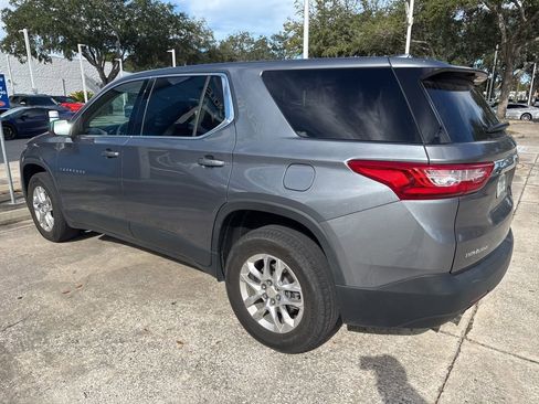 Used 2021 Chevrolet Traverse LS image 3