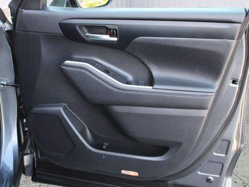 Used 2023 Toyota Highlander XLE FWD image 37