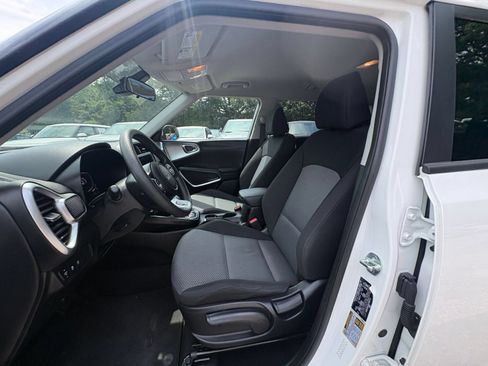 Used 2025 Kia Soul LX w/ LX Technology Package FWD image 24