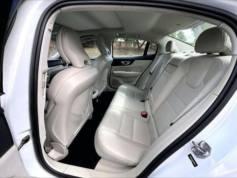 Used 2019 Volvo S60 T5 Momentum w/ Premium Package image 5