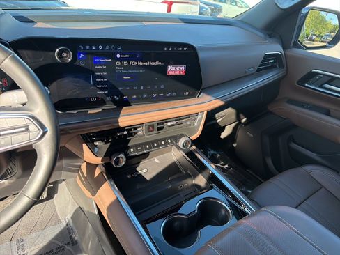 Used 2025 Chevrolet Tahoe High Country AWD/4WD image 18