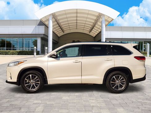 Used 2018 Toyota Highlander XLE image 3