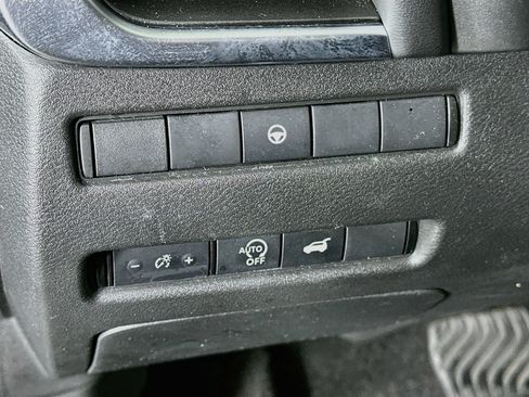 Used 2025 Nissan Rogue SV AWD/4WD image 17