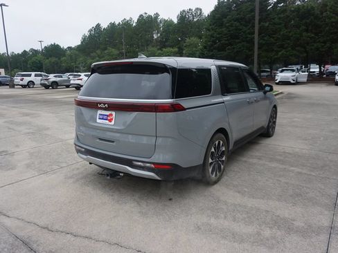 Used 2024 Kia Carnival EX FWD image 23