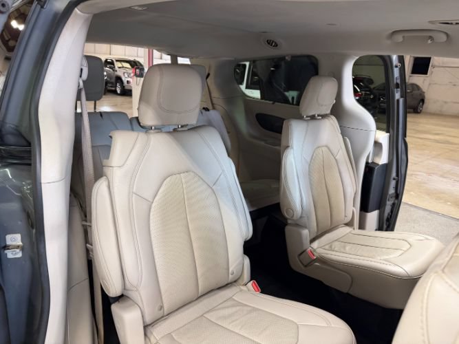 Used 2021 Chrysler Pacifica Touring-L FWD image 30