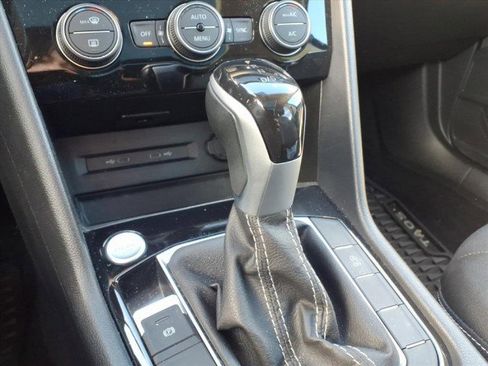 Certified 2024 Volkswagen Taos SE image 24