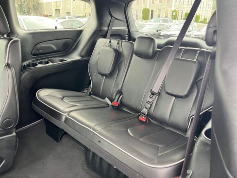 Used 2025 Chrysler Pacifica Limited image 30