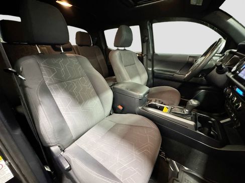 Used 2017 Toyota Tacoma TRD Off-Road w/ Premium & Technology Package image 25