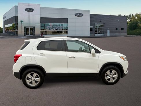 Used 2017 Chevrolet Trax LT w/ LT Convenience Package AWD/4WD image 10