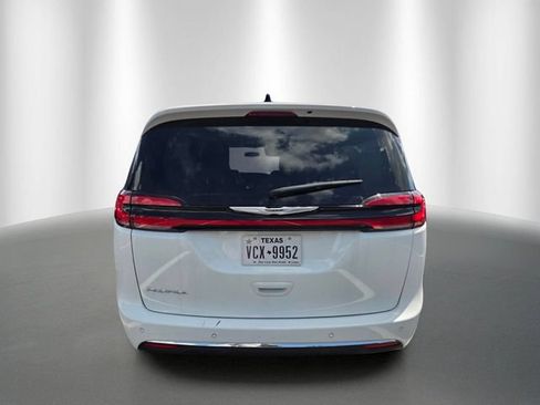 Used 2024 Chrysler Pacifica Touring-L FWD image 3