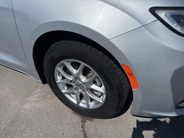 Used 2023 Chrysler Pacifica Touring-L FWD image 5