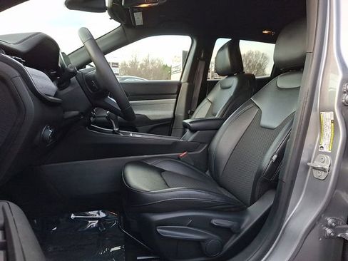 Used 2024 Jeep Compass Latitude image 14