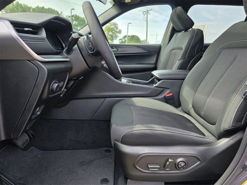 New 2025 Jeep Grand Cherokee L Laredo image 12