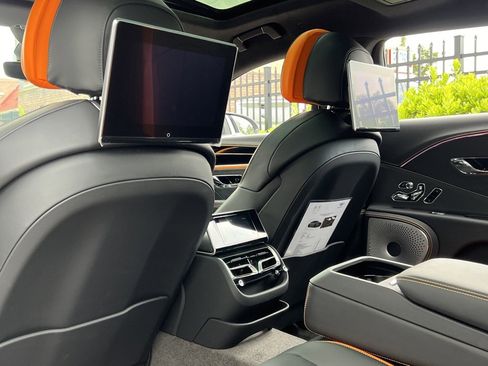 Certified 2025 Bentley Flying Spur Plug-In Hybrid image 19