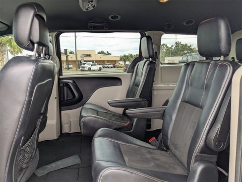Used 2019 Dodge Grand Caravan SXT image 14