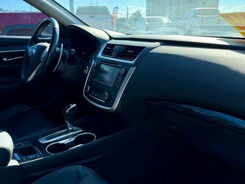 Used 2017 Nissan Altima 3.5 SL w/ 3.5SL Technology Package FWD image 4