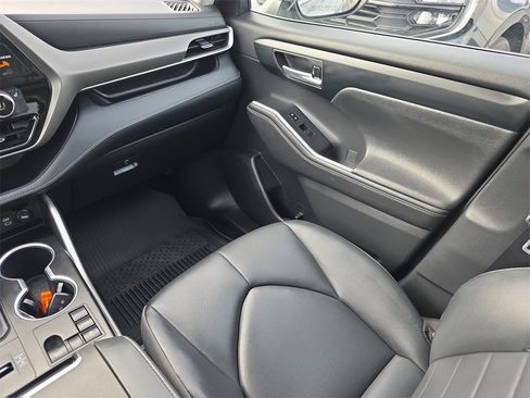 Used 2024 Toyota Highlander LE image 17