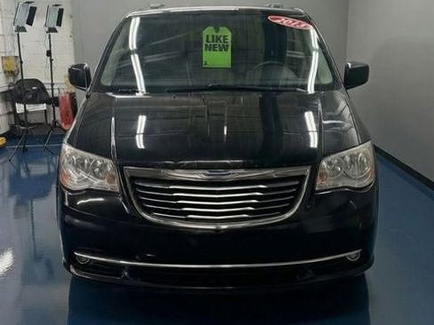 Used 2013 Chrysler Town & Country Touring image 2