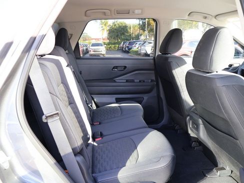 Used 2025 Nissan Pathfinder S image 34