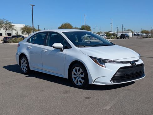 Used 2025 Toyota Corolla LE image 7