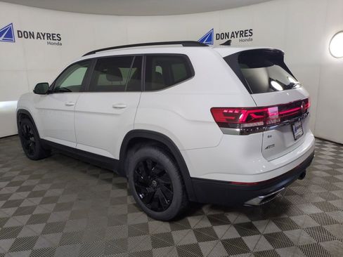 Used 2024 Volkswagen Atlas SE AWD/4WD image 3