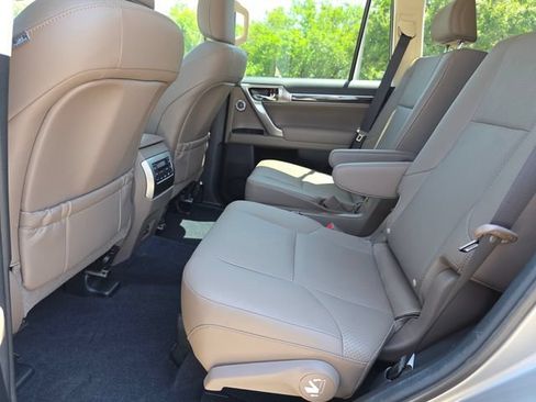 Used 2023 Lexus GX 460 Luxury w/ Sport Design Package AWD/4WD image 18