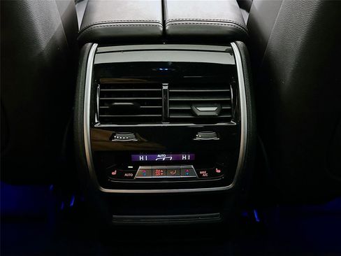 Used 2021 BMW X6 M50i image 27