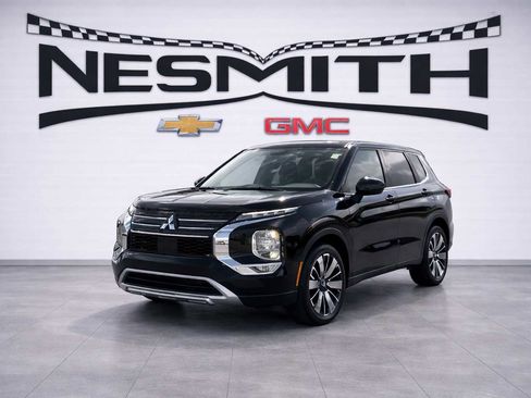 Used 2025 Mitsubishi Outlander SE image 3