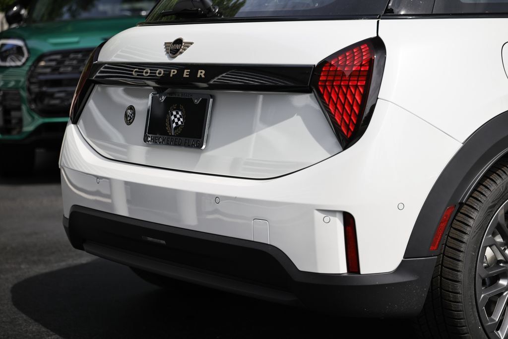 New 2026 MINI Cooper 4-Door Hardtop FWD image 9