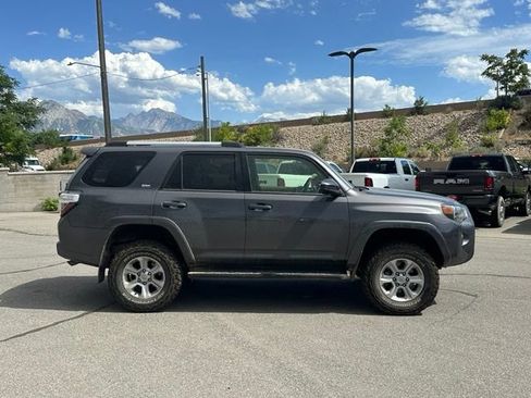 Used 2022 Toyota 4Runner SR5 AWD/4WD image 9