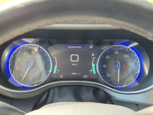 Used 2020 Chrysler Pacifica Touring-L Plus w/ Advanced Safetytec Group FWD image 21