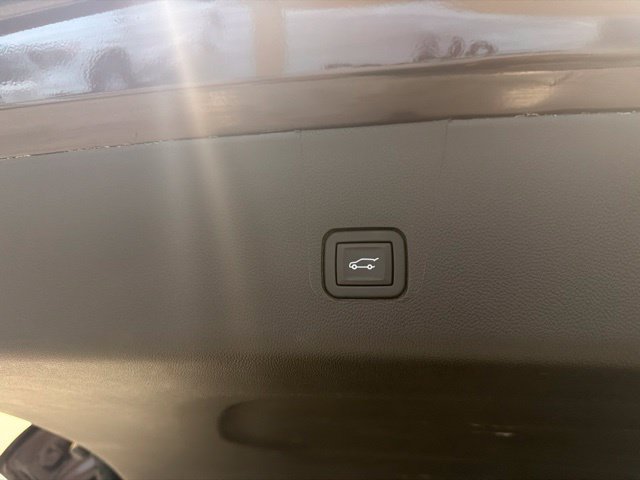 Used 2023 Chevrolet Traverse Premier AWD/4WD image 21