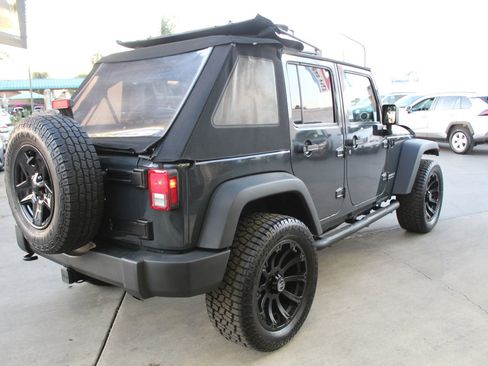 Used 2017 Jeep Wrangler Unlimited Rubicon w/ Connectivity Group AWD/4WD image 36