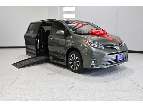 Used 2020 Toyota Sienna Limited Premium FWD image 2
