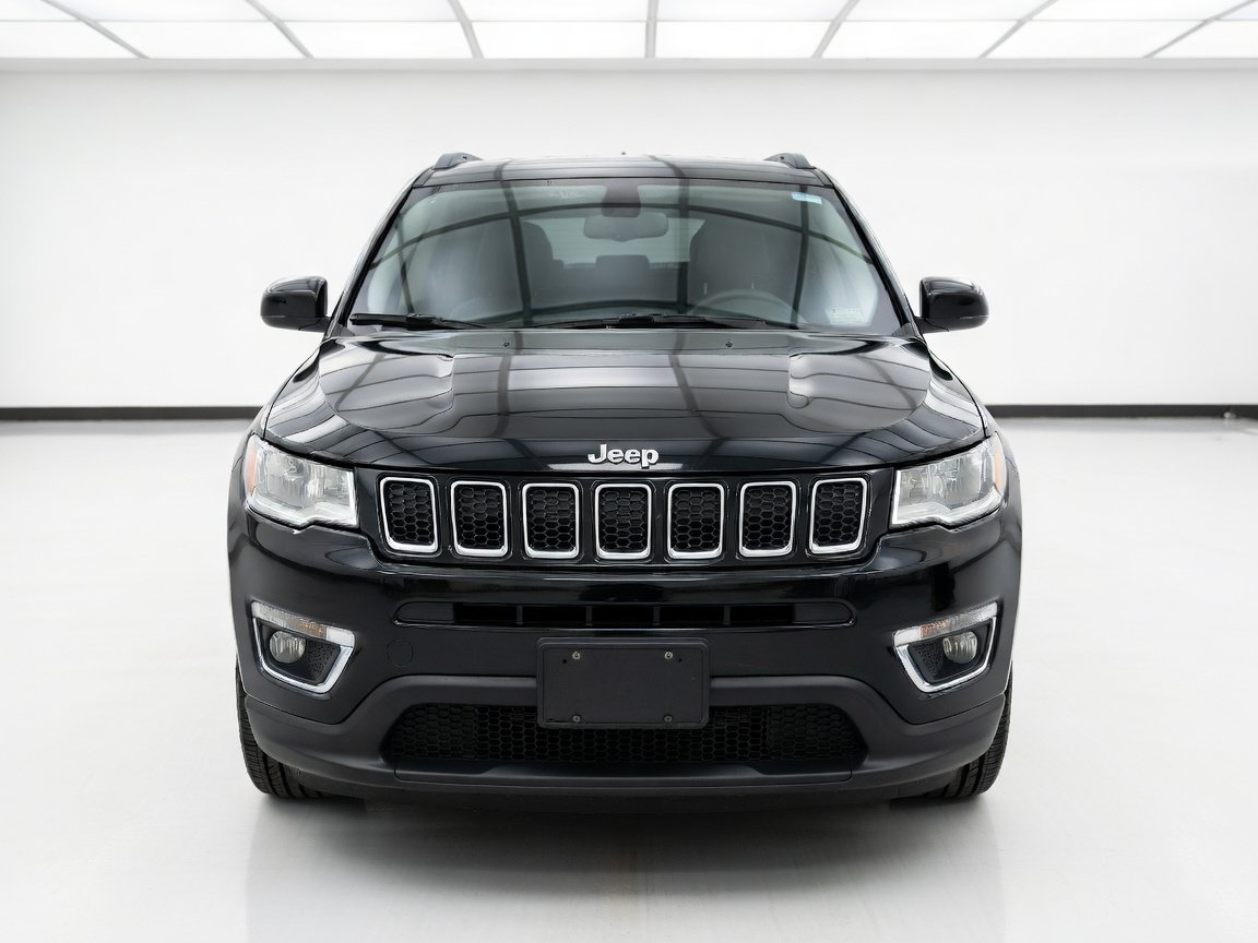 Used 2018 Jeep Cherokee Latitude w/ Altitude Package FWD image 2