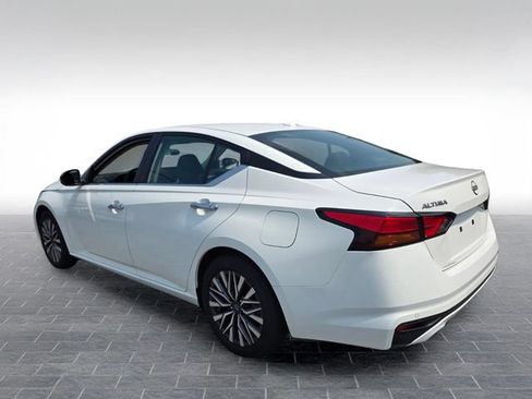 Used 2025 Nissan Altima 2.5 SV w/ SV Premium Package FWD image 5