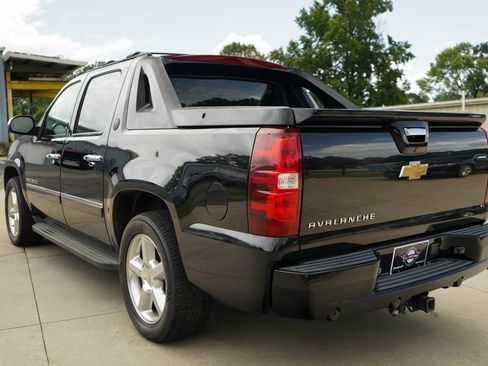Used 2013 Chevrolet Avalanche LTZ RWD image 4