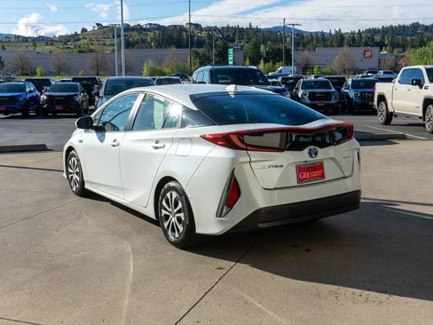 Used 2022 Toyota Prius Prime Limited FWD image 5