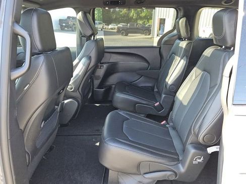 Used 2025 Chrysler Pacifica Select FWD image 11